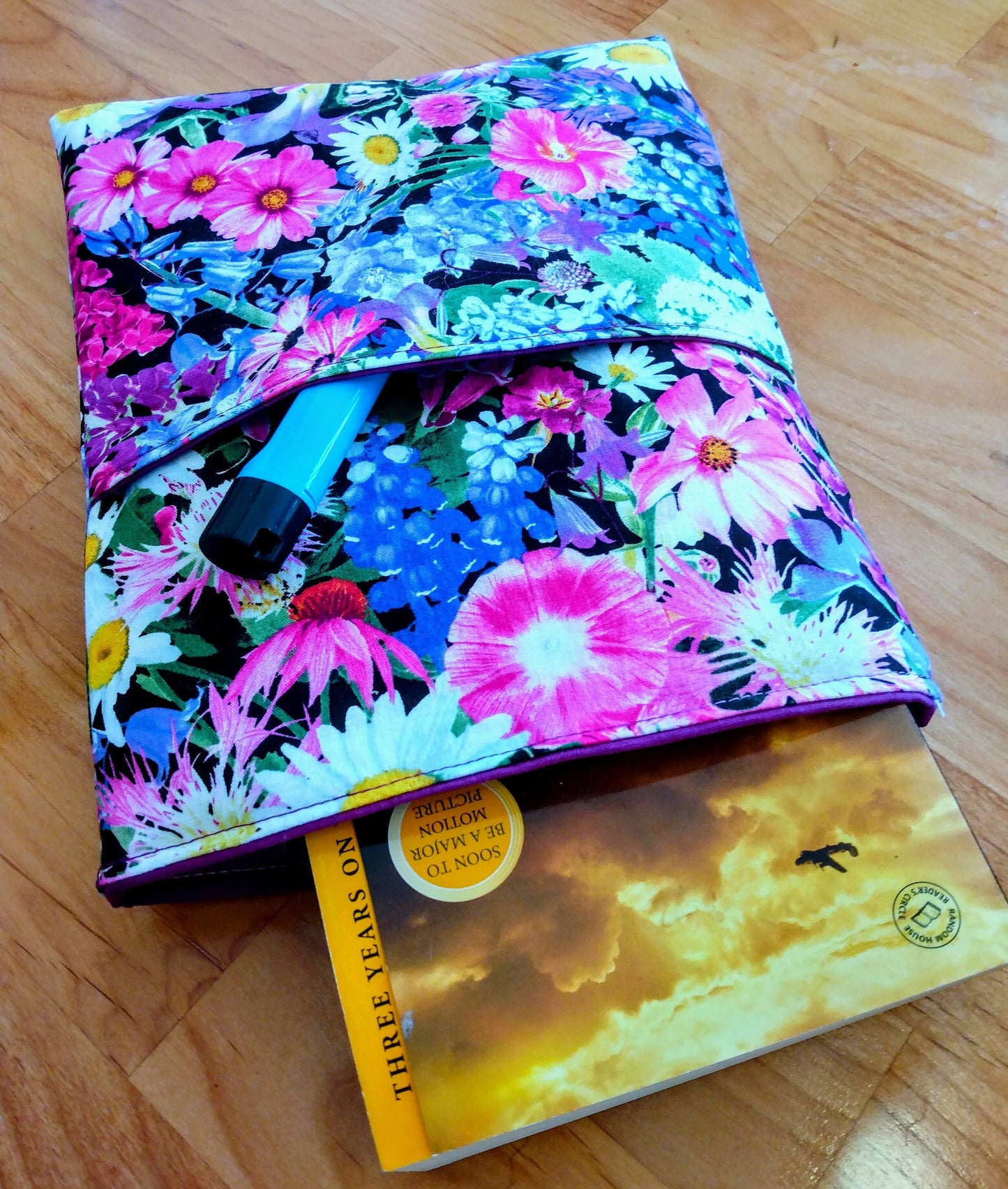 BOOK Lover GIFT, Padded Floral Book SLEEVE - iPad sleeve - Tablet eReader Kindle Sleeve + with Pocket - Tech Accessory - Made in Canada