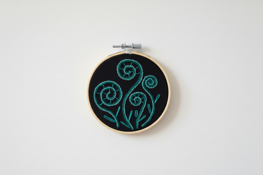 Hand Embroidered Fern Wall Art – 4” Hoop Botanical Decor – Emerald Green Fern on Dark Fabric – Minimalist Nature Embroidery – Handmade Gift