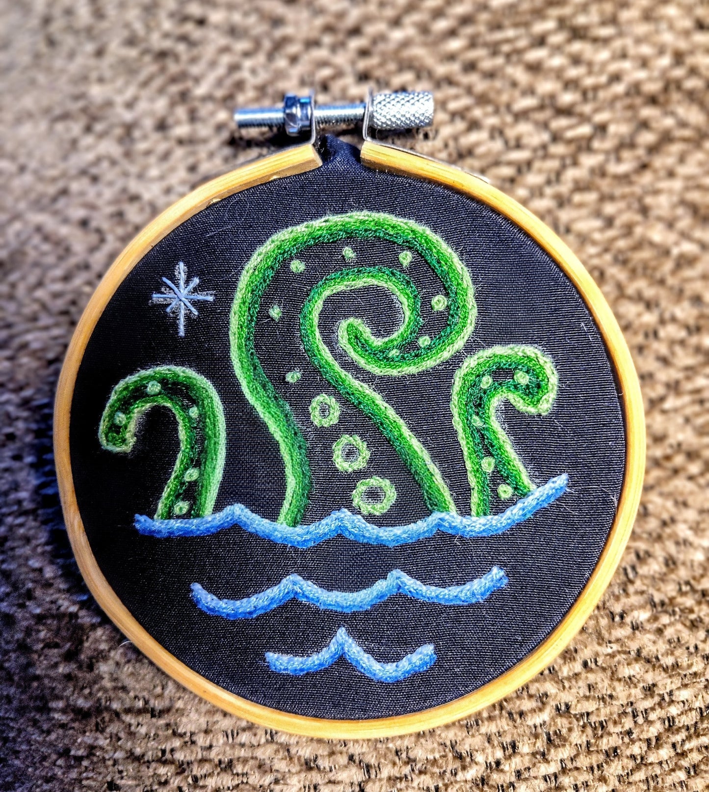 Emerald Green Octopus Embroidery Hoop Art – Nautical Wall Decor – Coastal Ocean Embroidery – Small Beach House Decor – Cute Octopus Gift – Handmade Fiber Art