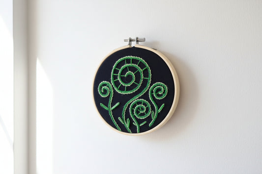 Hand Embroidered Fern Wall Art – 4” Hoop Botanical Decor – Green Fern on Dark Fabric – Minimalist Nature Embroidery – Handmade Gift
